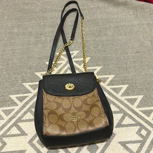 Coach- CONVERTIBLE MINI BACKPACK IN SIGNATURE CANVAS
GOLD/KHAKI/BLACK